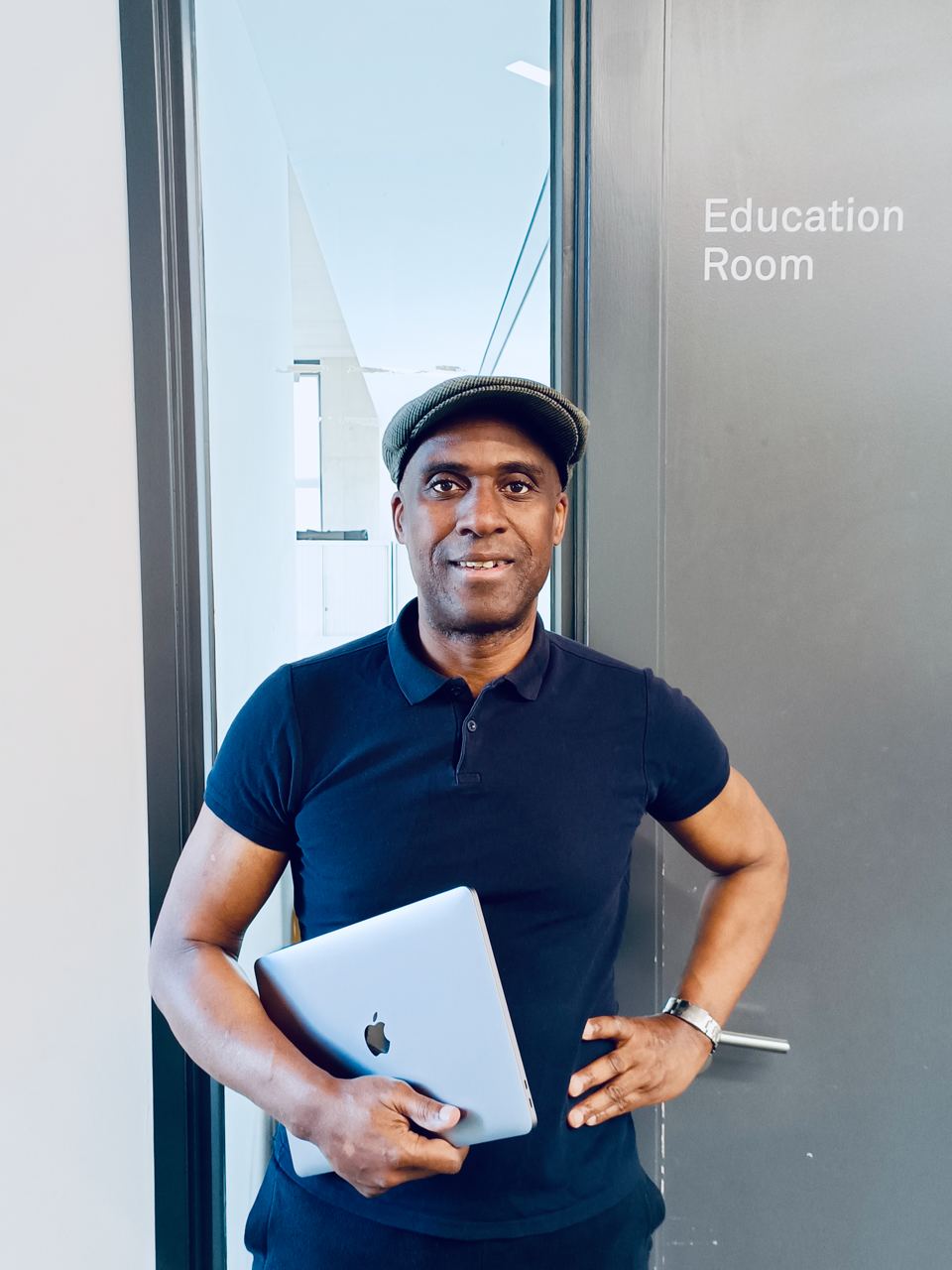 Лерой Б, Коренной англичанин. Преподает английский более 15 лет. Готовит студентов к сдаче всех Кембриджских экзаменов от IELTS до делового английского и разрабатывает специальные курсы для компаний и частных лиц