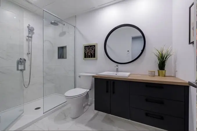 Badezimmer vor einem regelmässigen Reinigungseinsatz