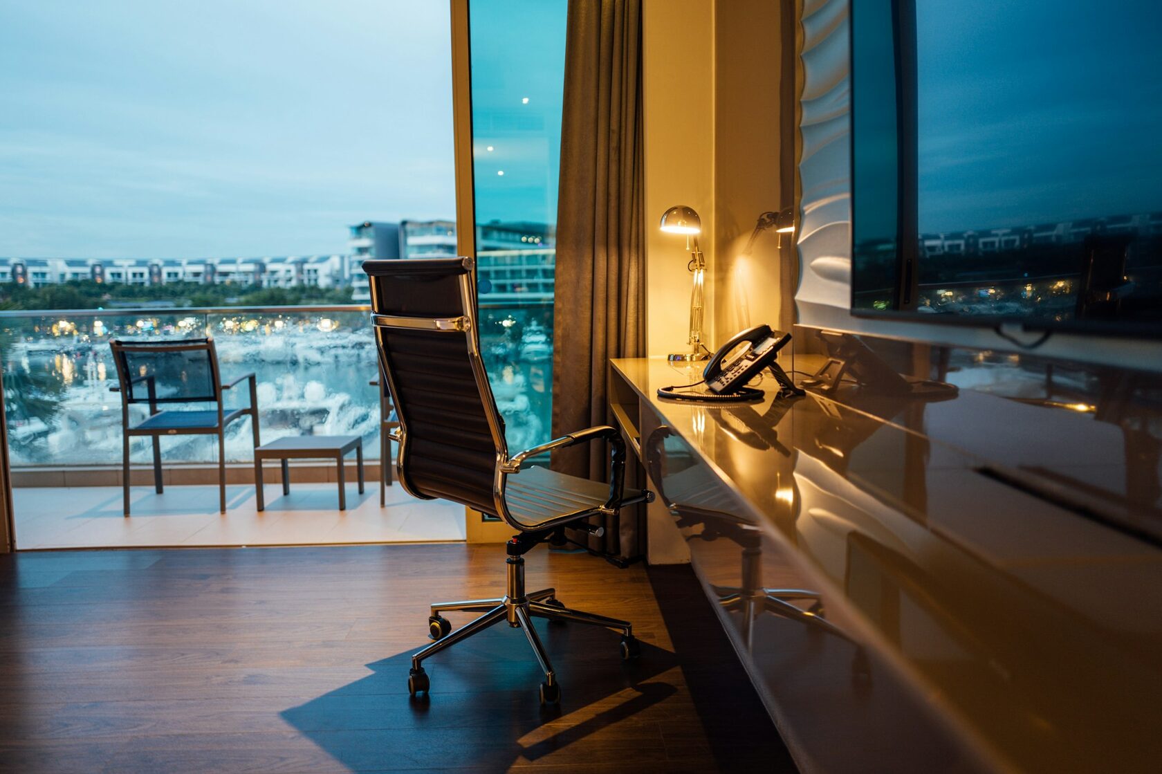 Moderner Arbeitsplatz am Abend – professionelle Büroreinigung in Zürich