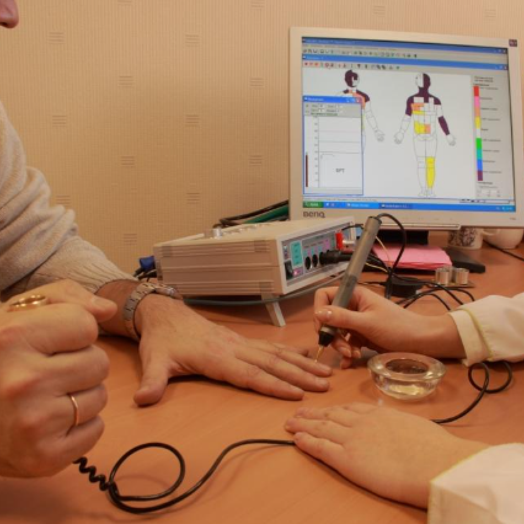 Specialist monitorizând procedura de biorezonanță magnetică pentru evaluarea stării de sănătate a pacientului în Chișinău