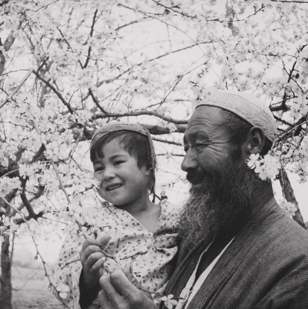 Mashhur rus teleboshlovchilarining yalangoch fotosuratlari