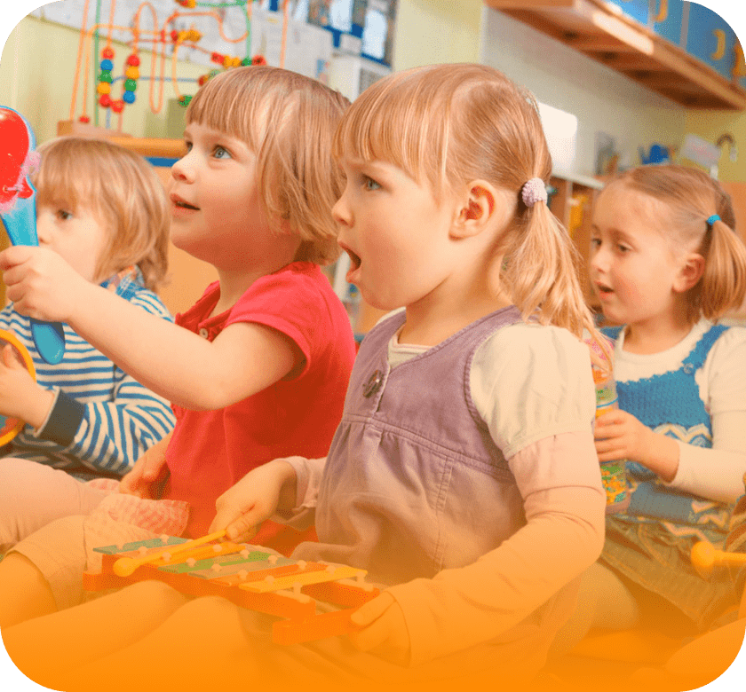 группа детей поют песни в детском саду