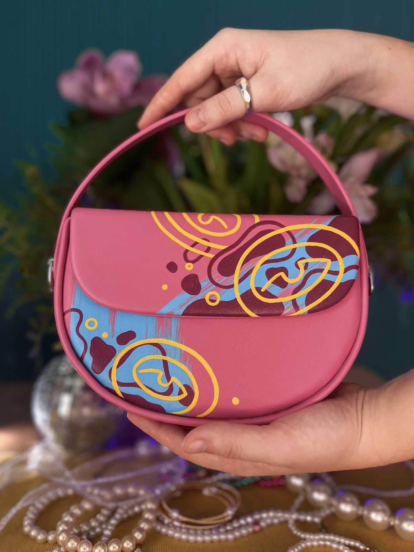 hand painted customised pink purse bag by artist VELLY vellyart artvelly, кастомная сумка расписанная в ручную купить заказать Вэлли художник vellyart.com