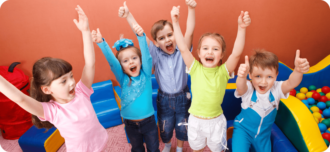 группа детей играют и веселятся в детском саду