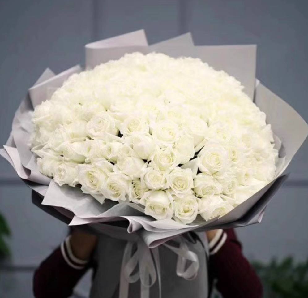 Букет из белых роз — доставка цветов по Китаю