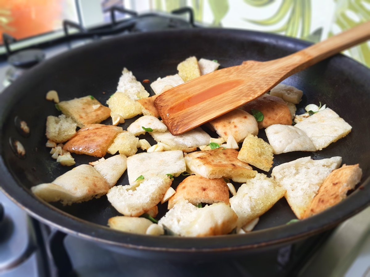 Салат с маринованными баклажанами в малиновом соусе и гренками с сыром.  Видео рецепт