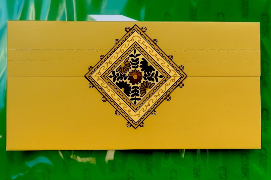 Запечатанный конверт с картой в ПВЗ СДЭК