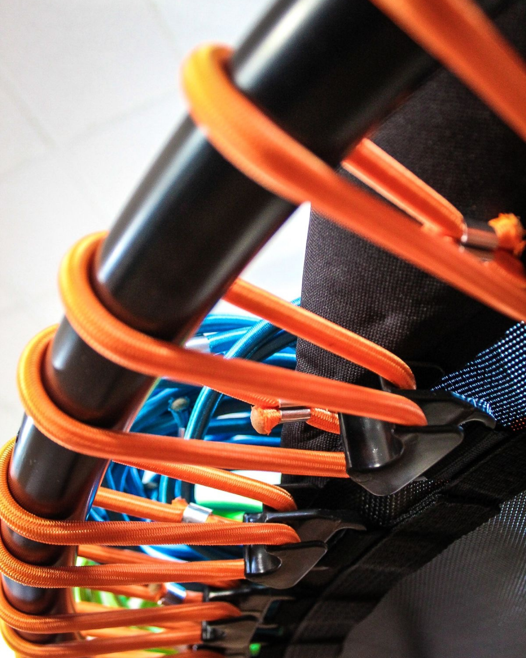 Батутный центр Adventure Village с оранжевыми тросами и спортивным оборудованием