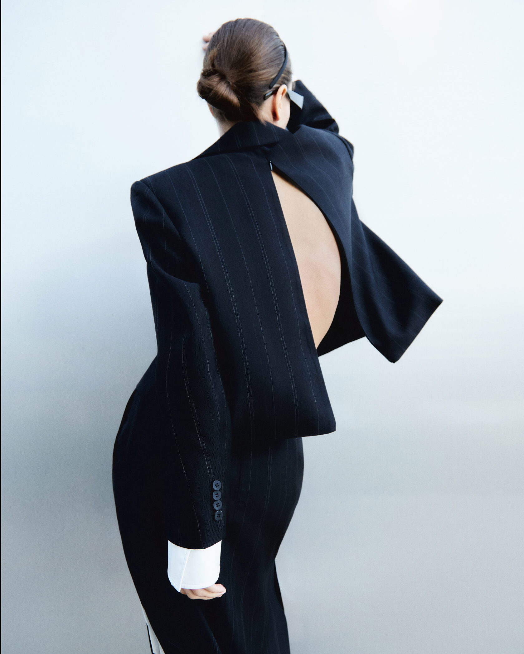Уличная fashion-съёмка женской одежды в современном городском стиле
