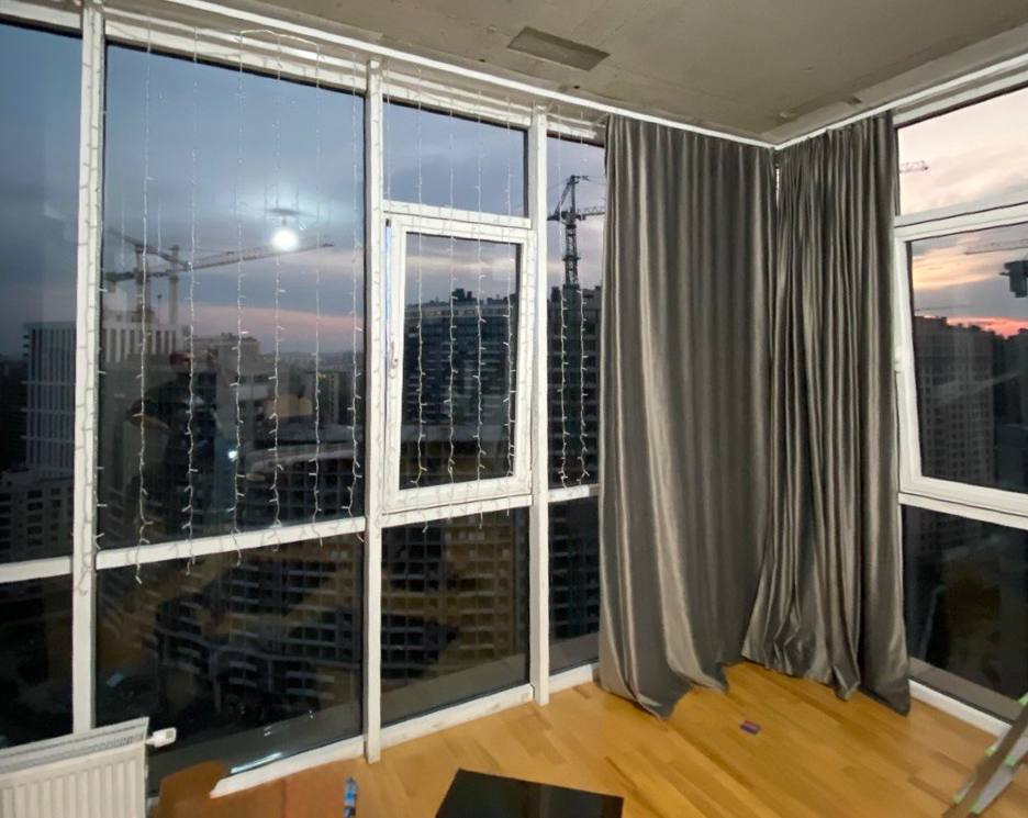 Дзеркальна плівка на вікні вночі при ввімкненому світлі