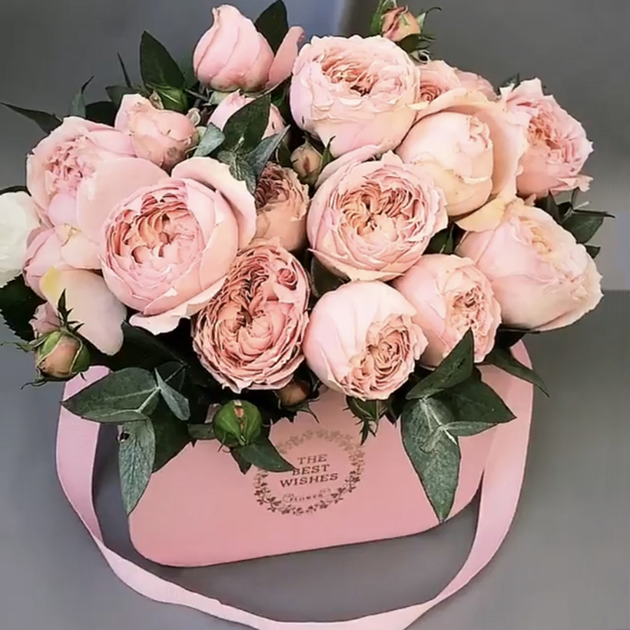 Розовое счастье - нежный букет из розовых пионовидных роз в коробке.