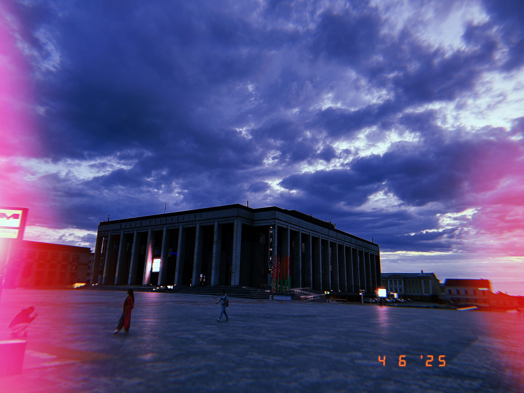 Большое здание с колоннами в сумерках Минска