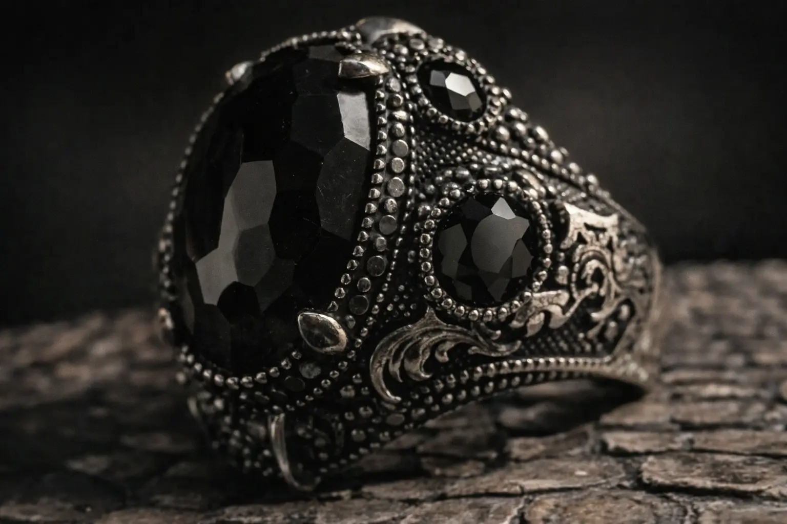 Масивна чоловіча срібна каблучка з чорними оніксами у вінтажному стилі | Ювелірні прикраси HURTOVA 