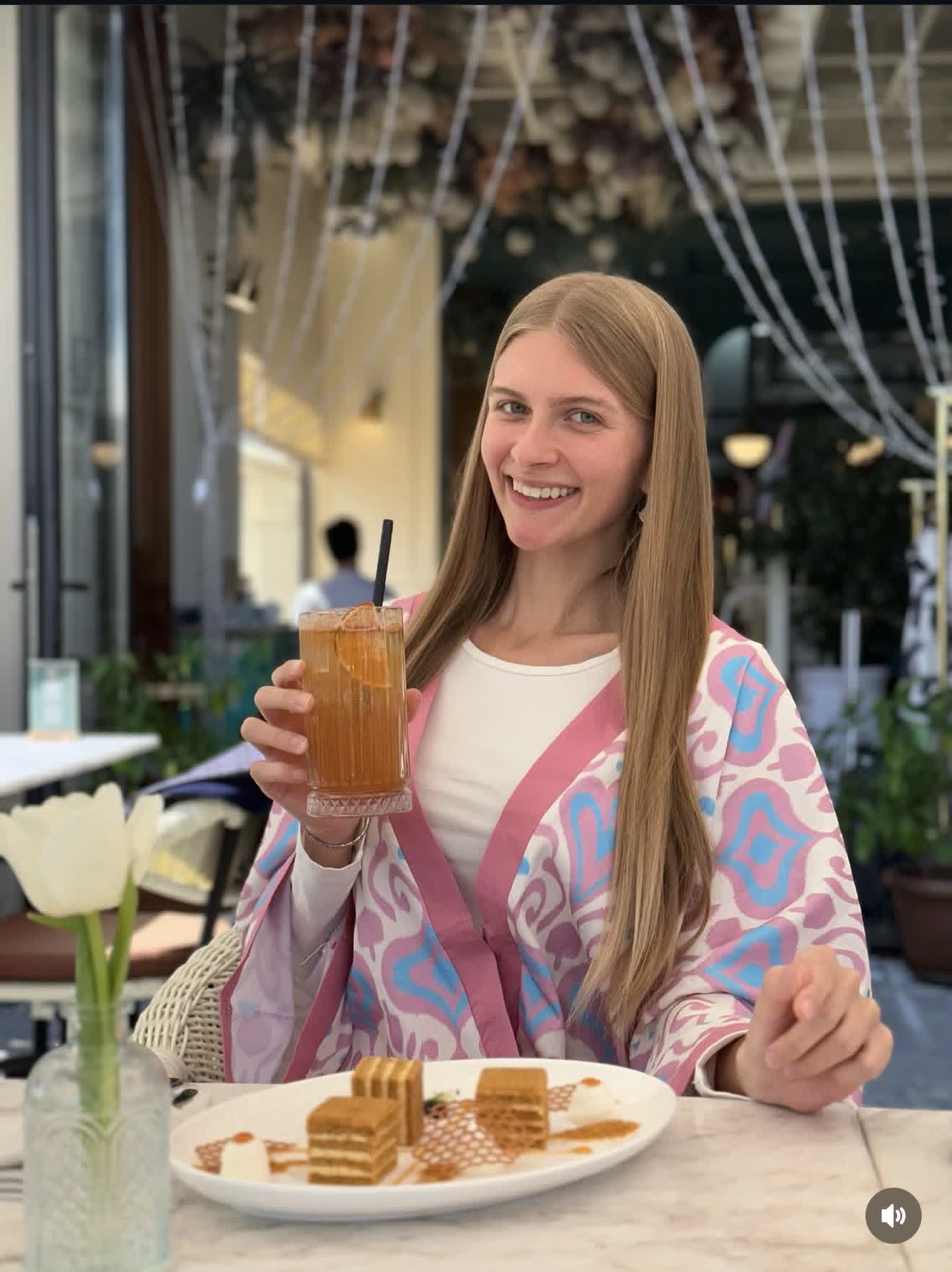 Гостья ICONIC Cafe & Boutique за десертом и напитком