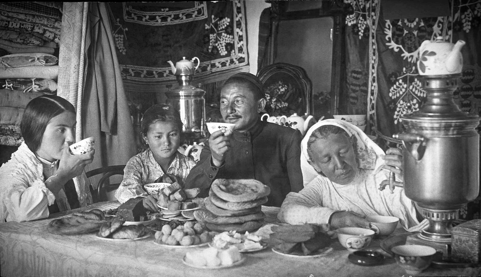 Akaning katta opasi jinsiy aloqa Avtobusda porno tomosha qiling