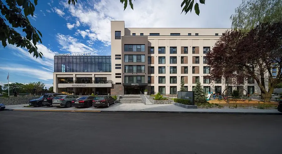 Apartel Uzhhorod — територія та вхідна група