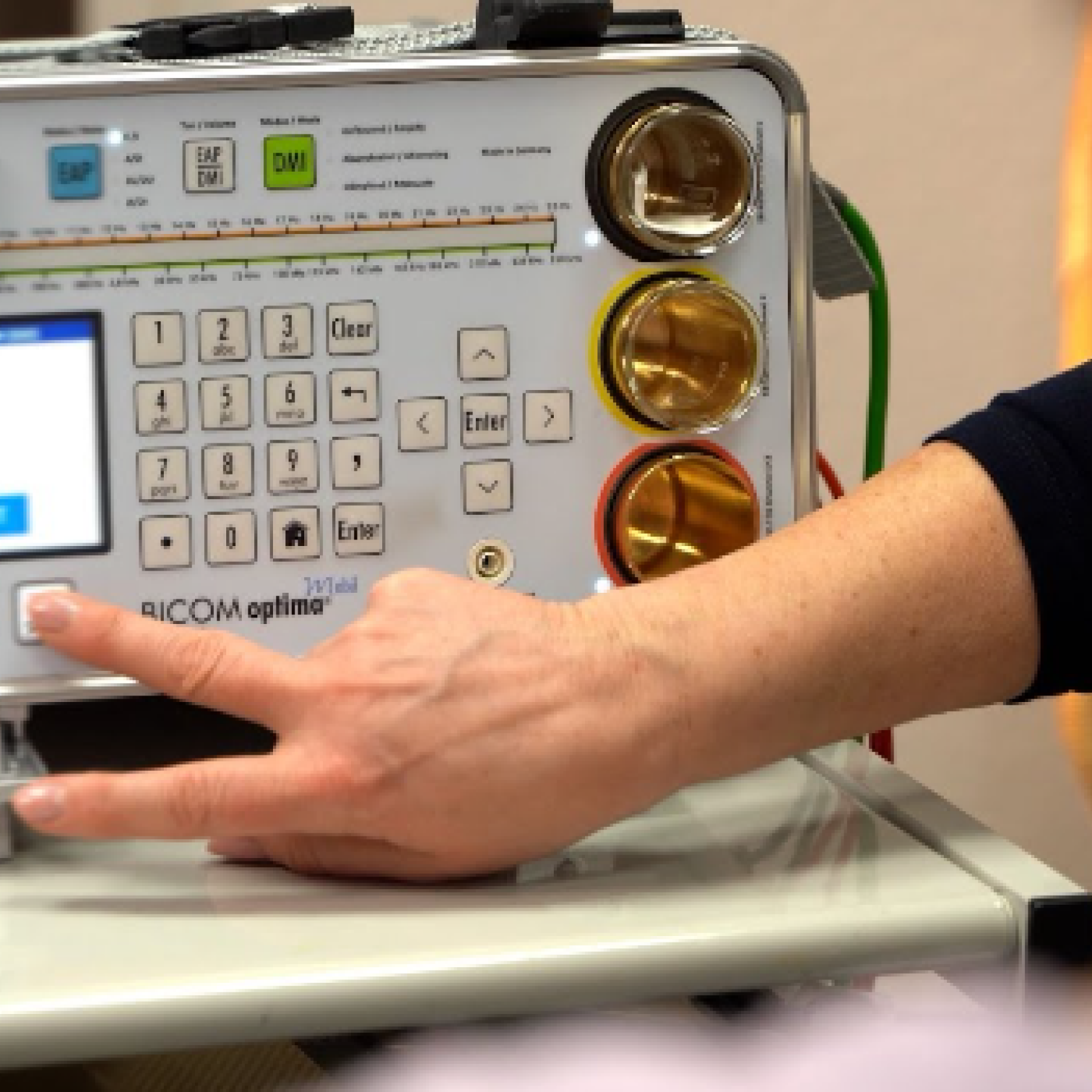 Pacient în timpul ședinței de biorezonanță magnetică în Chișinău – diagnosticare și tratament holistic