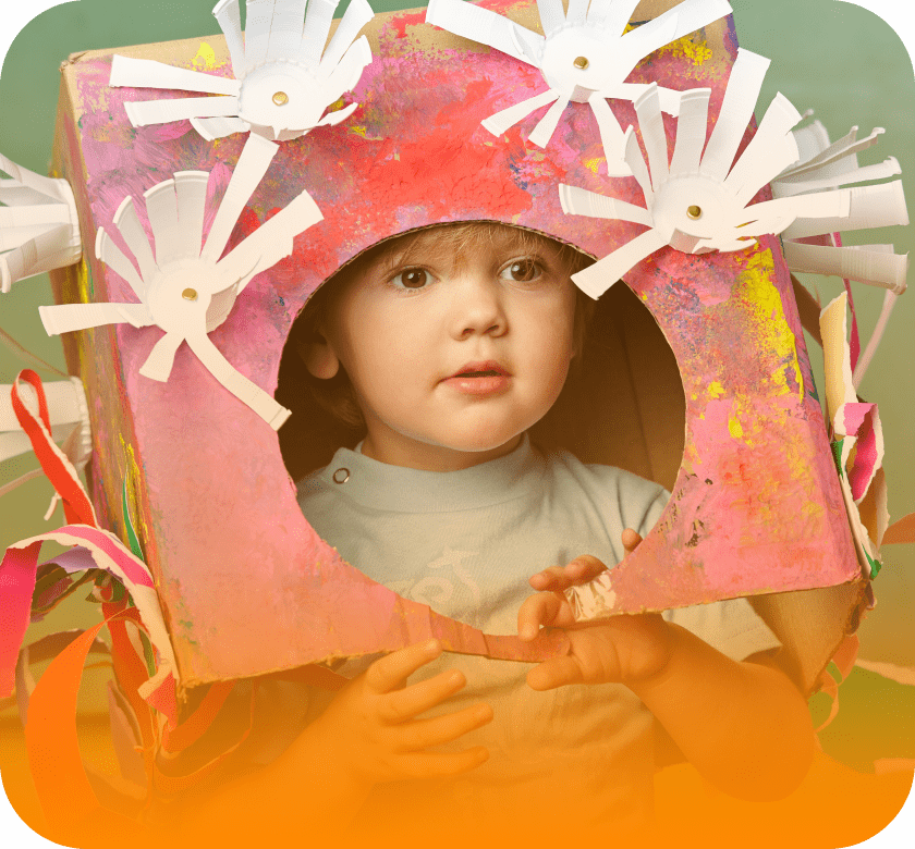 маленький мальчик играет в театр в детском саду