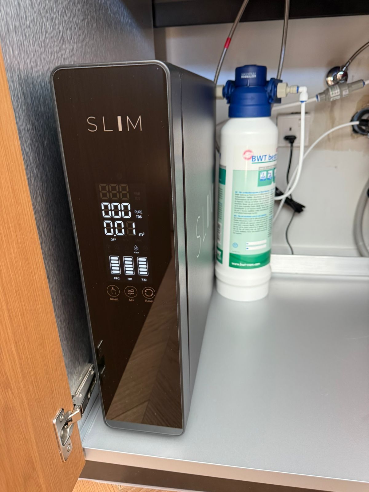 На картинке изображено реализованный проект установки прямоточного фильтра обратного осмоса для питьевой воды на кухне: система установлена под мойкой и подключена к отдельному крану питьевой воды.