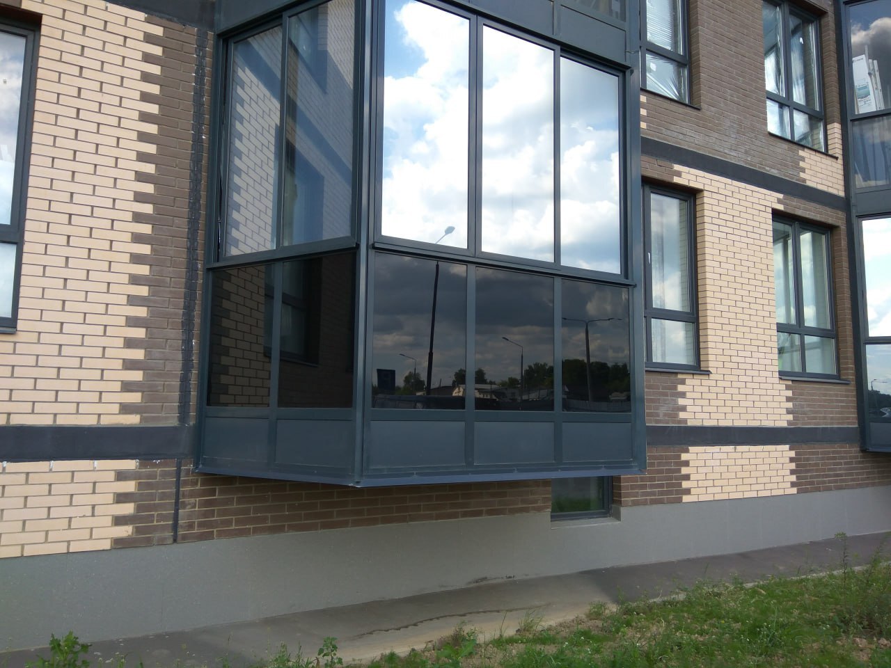 Порівняння: зверху дзеркальна плівка, знизу тонувальна плівка