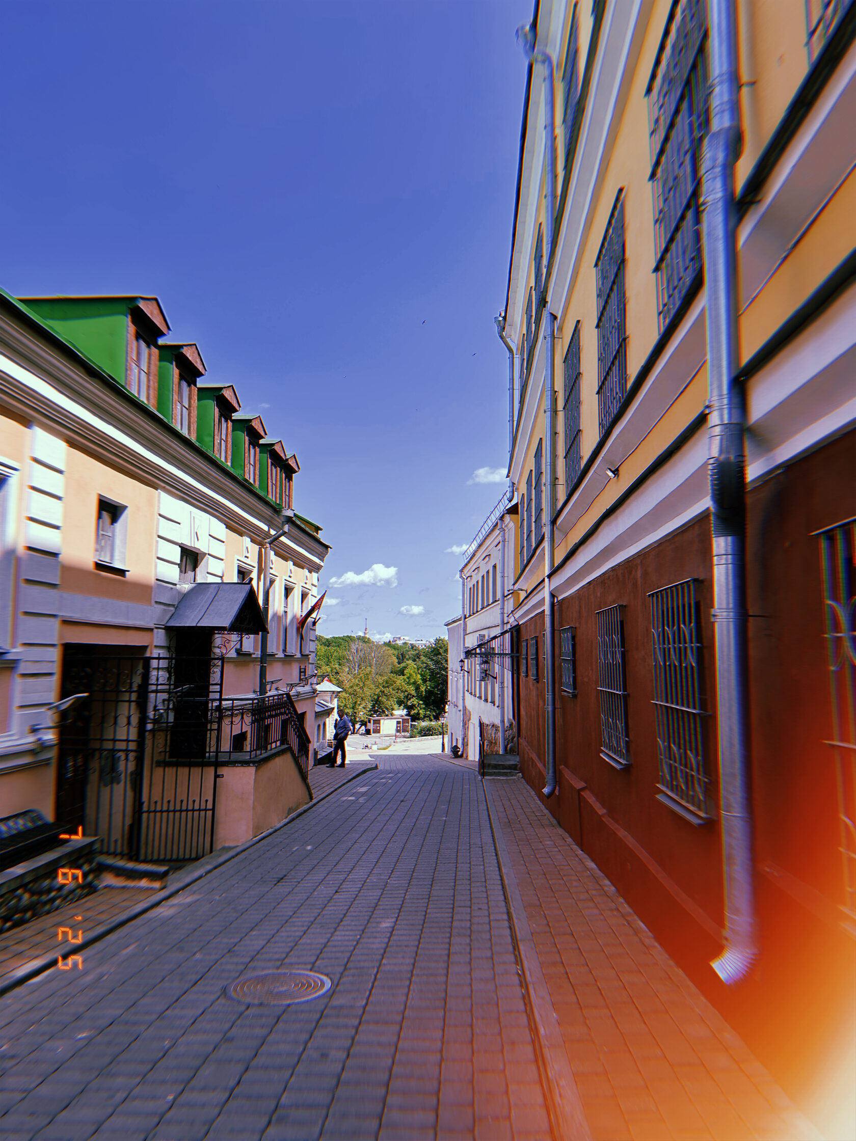 Узкая улица исторического центра Минска