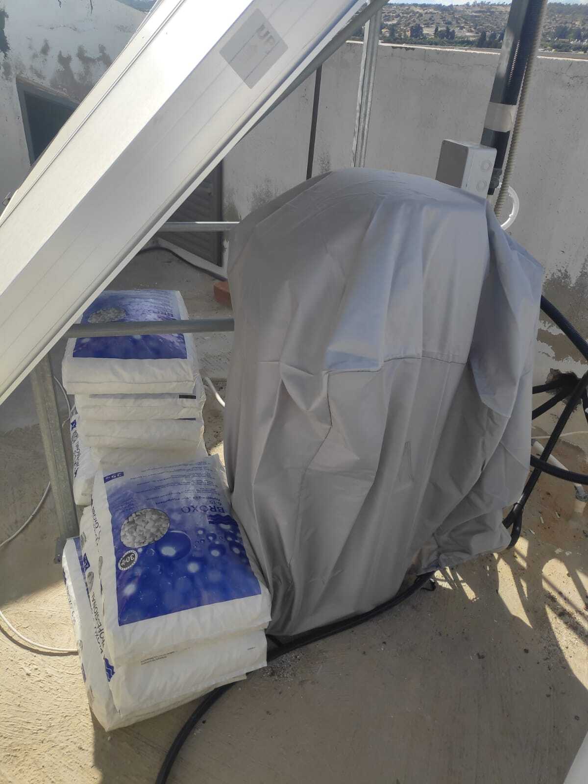 На картинке изображено реализованный проект монтажа системы умягчения воды в доме: умягчитель установлен на входе водоснабжения, накрыт специальным защитным чехлом от солнцы и пыли, и подключен через сервисные клапаны для удобства обслуживания.