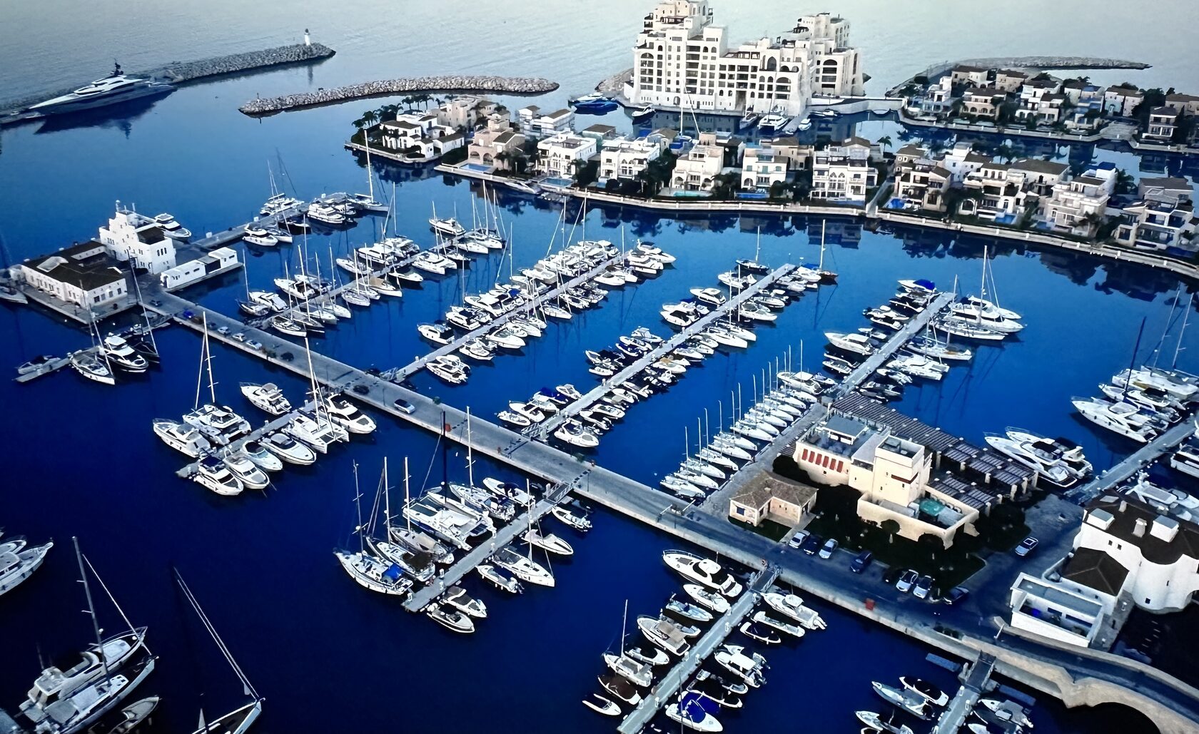 Miejskie życie przy marinie
