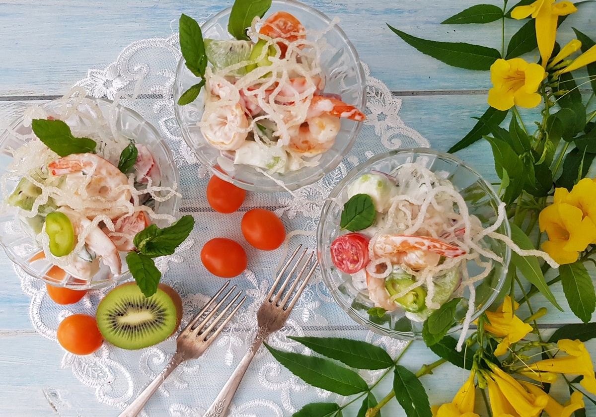 Салат с креветками, кальмарами, оливками и кукурузой