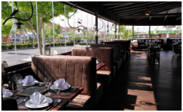 Безрамне скління веранди ресторану