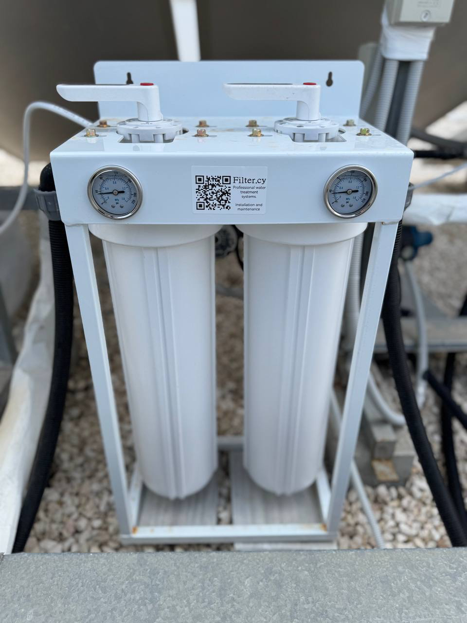 На картинке изображена система ультрафильтрации, установленная на крыше дома с апартаментами после накопительного бака