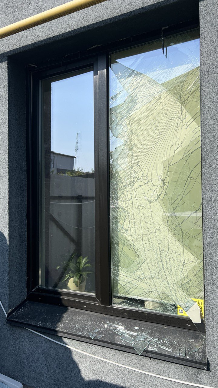 Уламки скла, які залишилися на бронеплівці після пошкодження