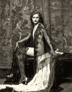 Вид на исаакиевский собор ночью на фоне цветов