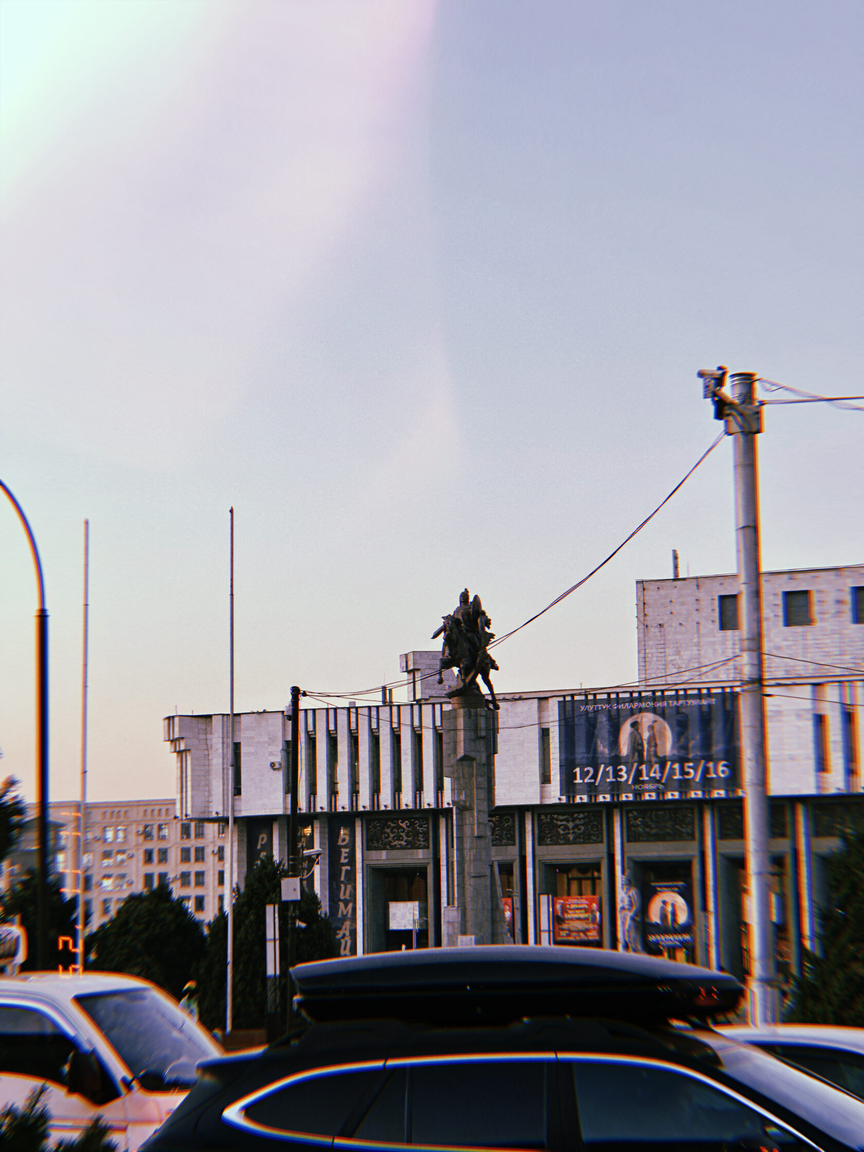 Городское здание и памятник в центре Бишкека