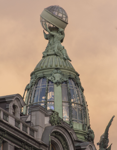Купол здания Зингер в Санкт-Петербурге