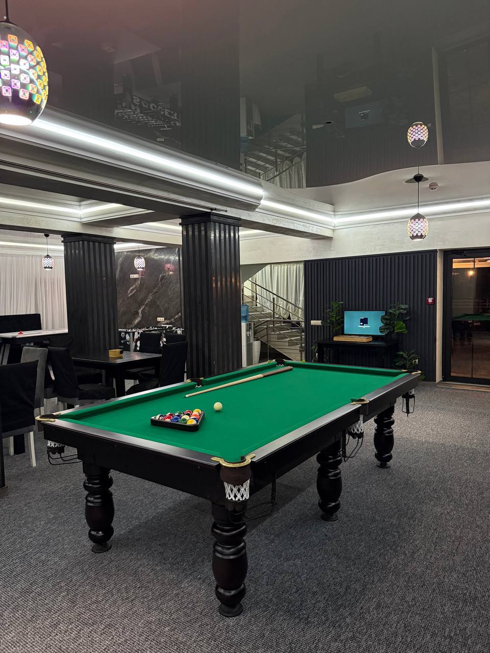 Ігрова зала з більярдом