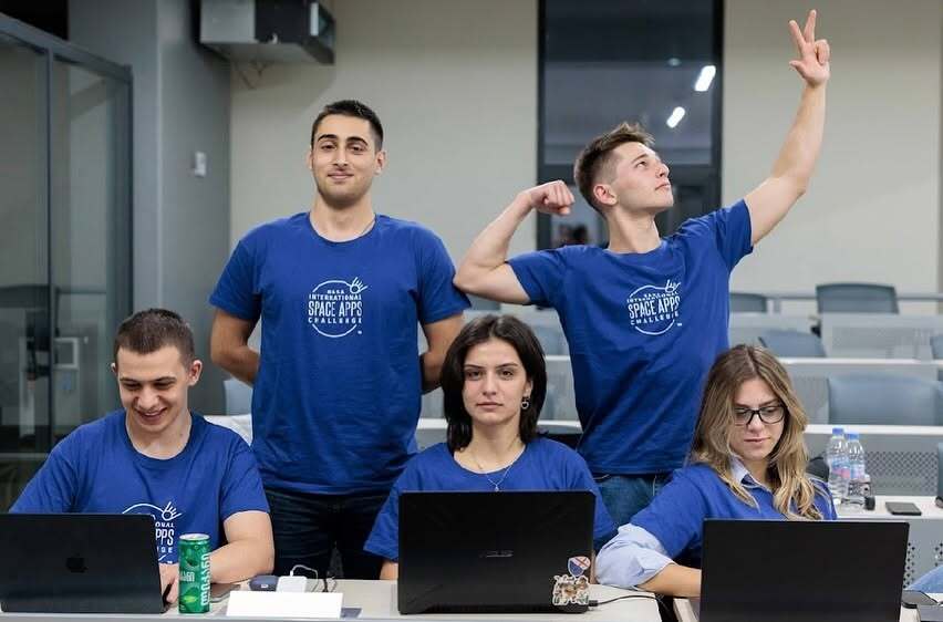 Startup Büro — team collaboration at hackathon