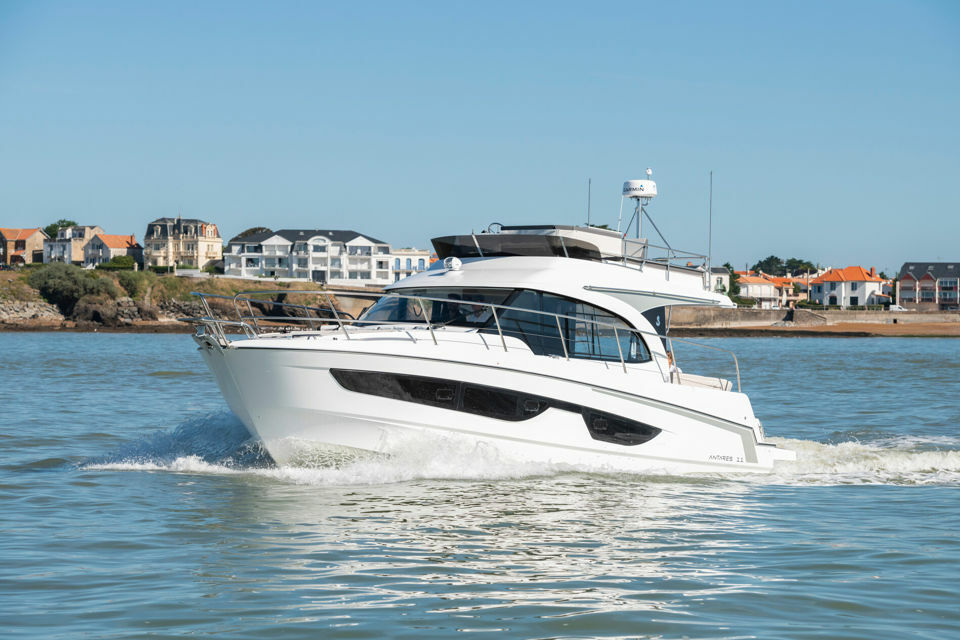Катер beneteau antares 8. Бенету антарес 8. Антарес8. Beneteau antares 6 diesel. Катер antares.