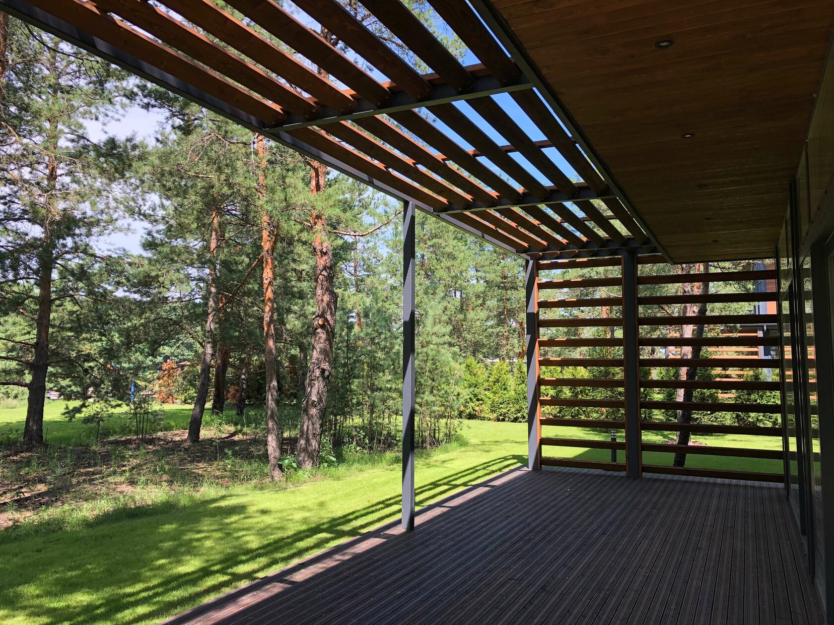 Пергола в заміському будинку