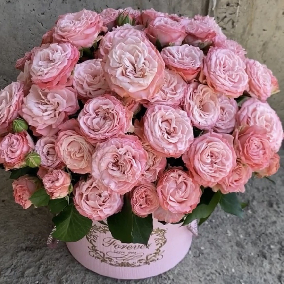 Яркая радость - изящный букет из роз насыщенного цвета, в коробке.