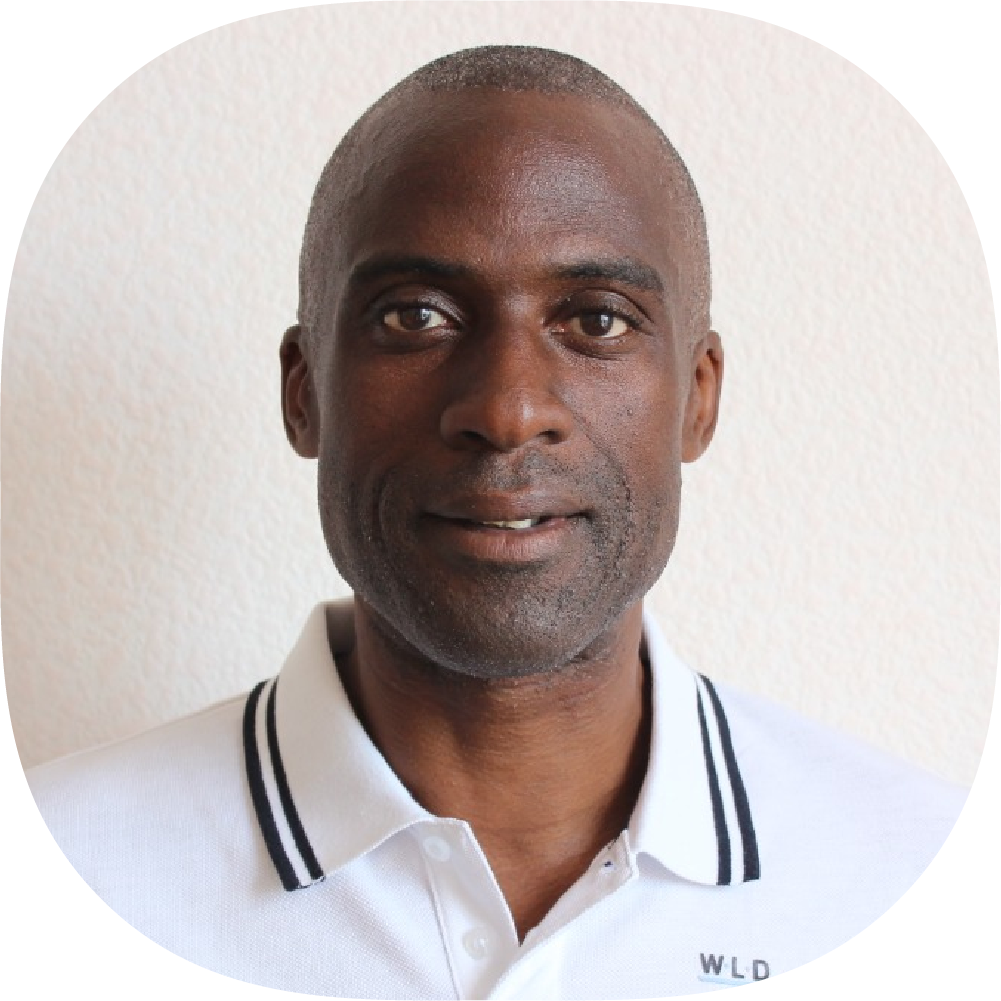 Лерой Б, Коренной англичанин. Преподает английский более 15 лет. Готовит студентов к сдаче всех Кембриджских экзаменов от IELTS до делового английского и разрабатывает специальные курсы для компаний и частных лиц