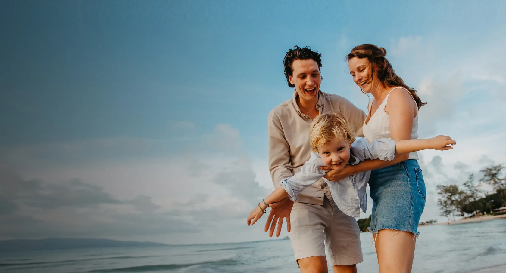 Natural family photoshoot in Koh Samui — professional beach photography by Yanina Paray
