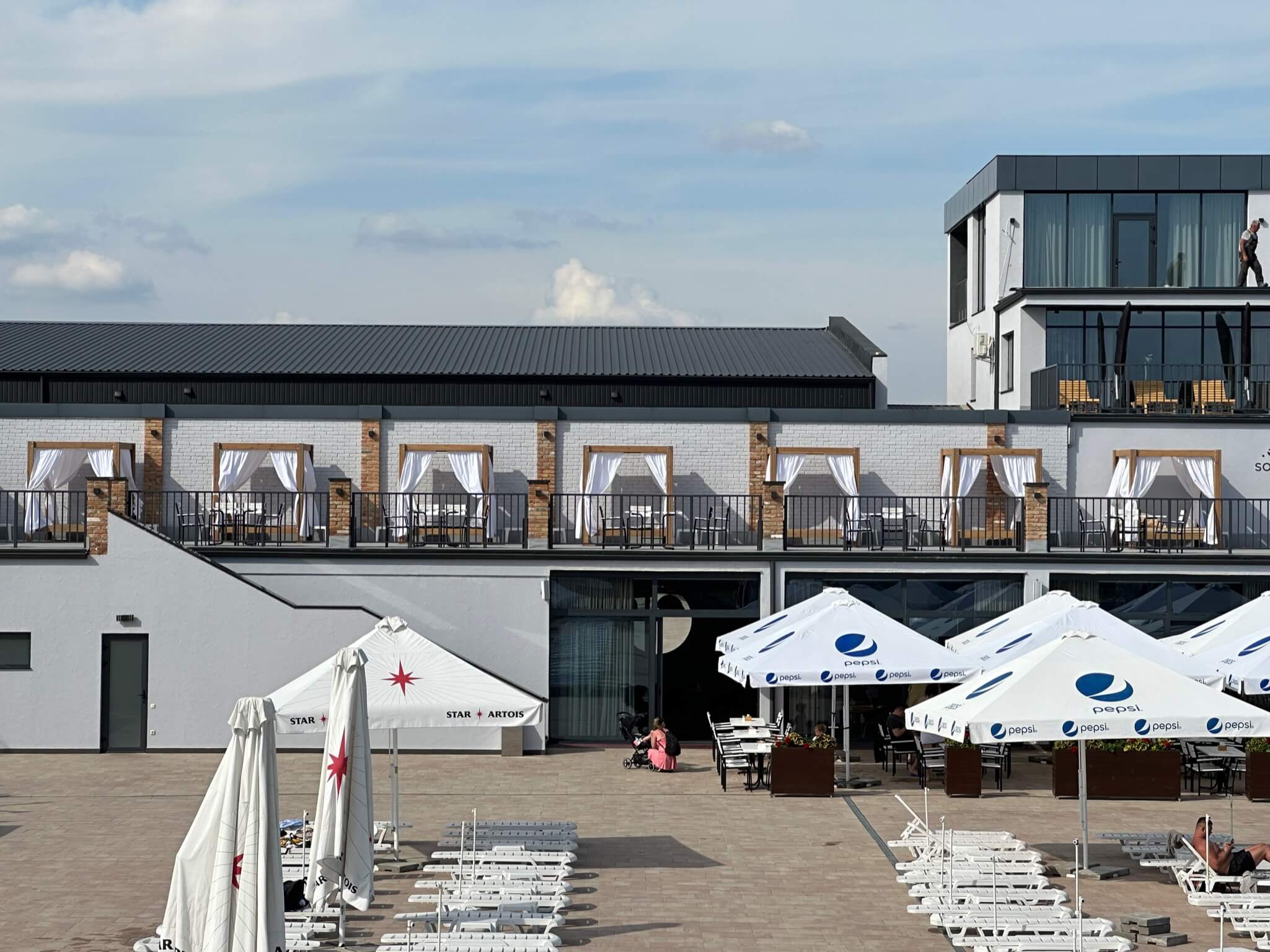 Шатри в заміському комплексі