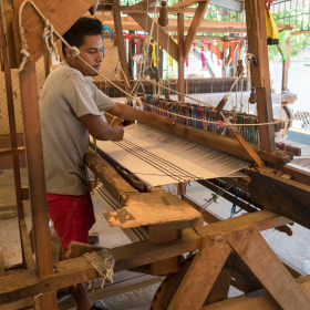 artesano oaxaqueño en telar de pedal