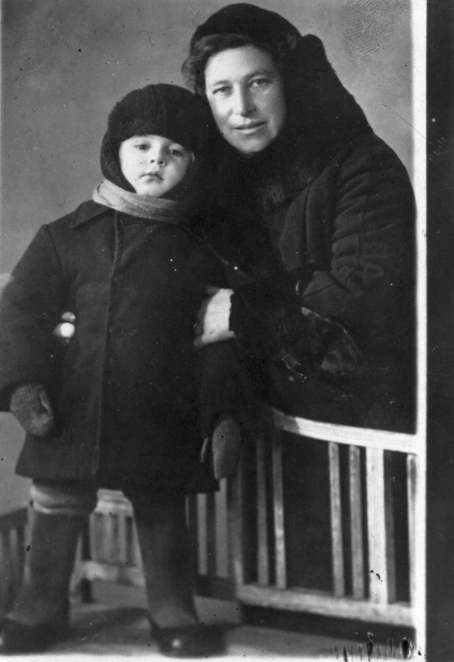 Роза Липская с сыном Феликсом. Узница Минского гетто, руководитель одной из подпольных «десяток». Март 1941 года