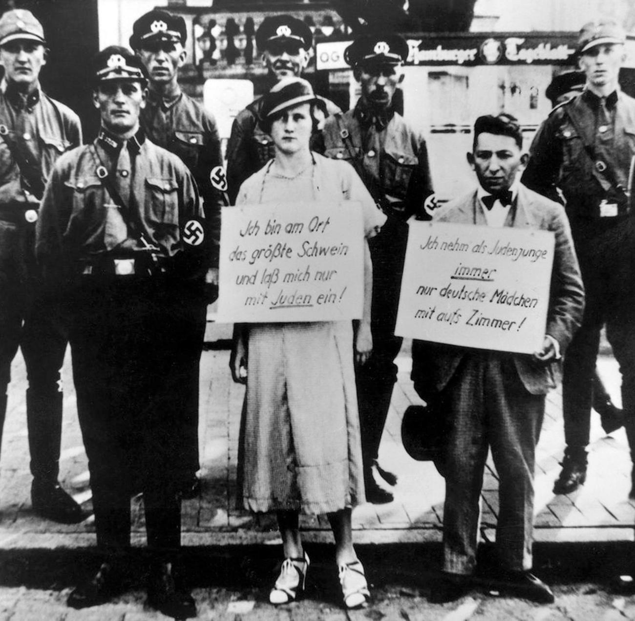обвинённых в «осквернении арийской расы». На данном снимке запечатлены немка и еврей