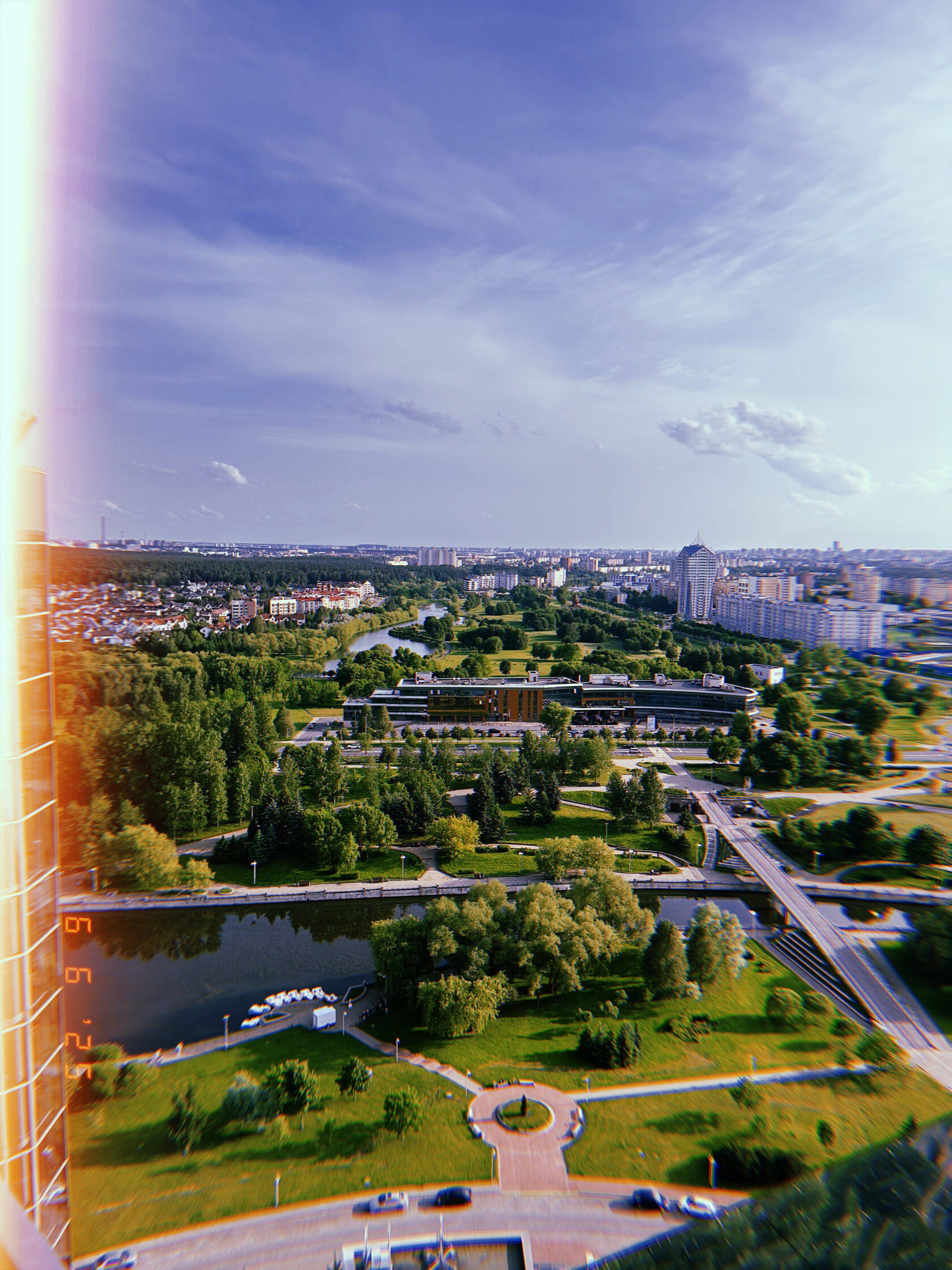 Панорамный вид на парк и городские кварталы Минска