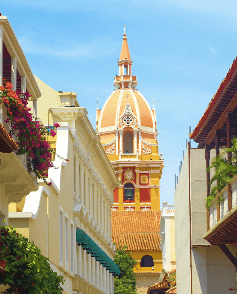 цветущие балконы в городе Картахена