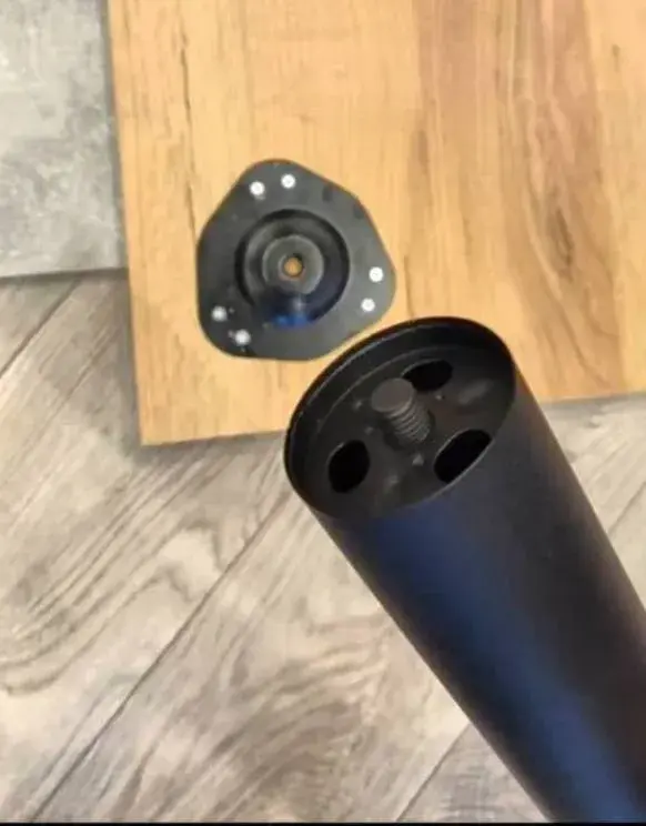 До стільниці вже прикручені пластини