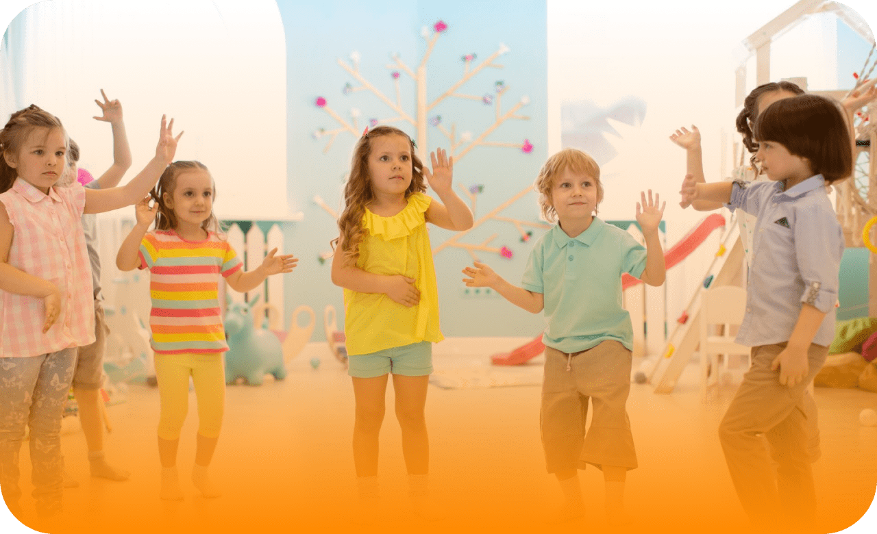 группа детей танцуют в детском саду