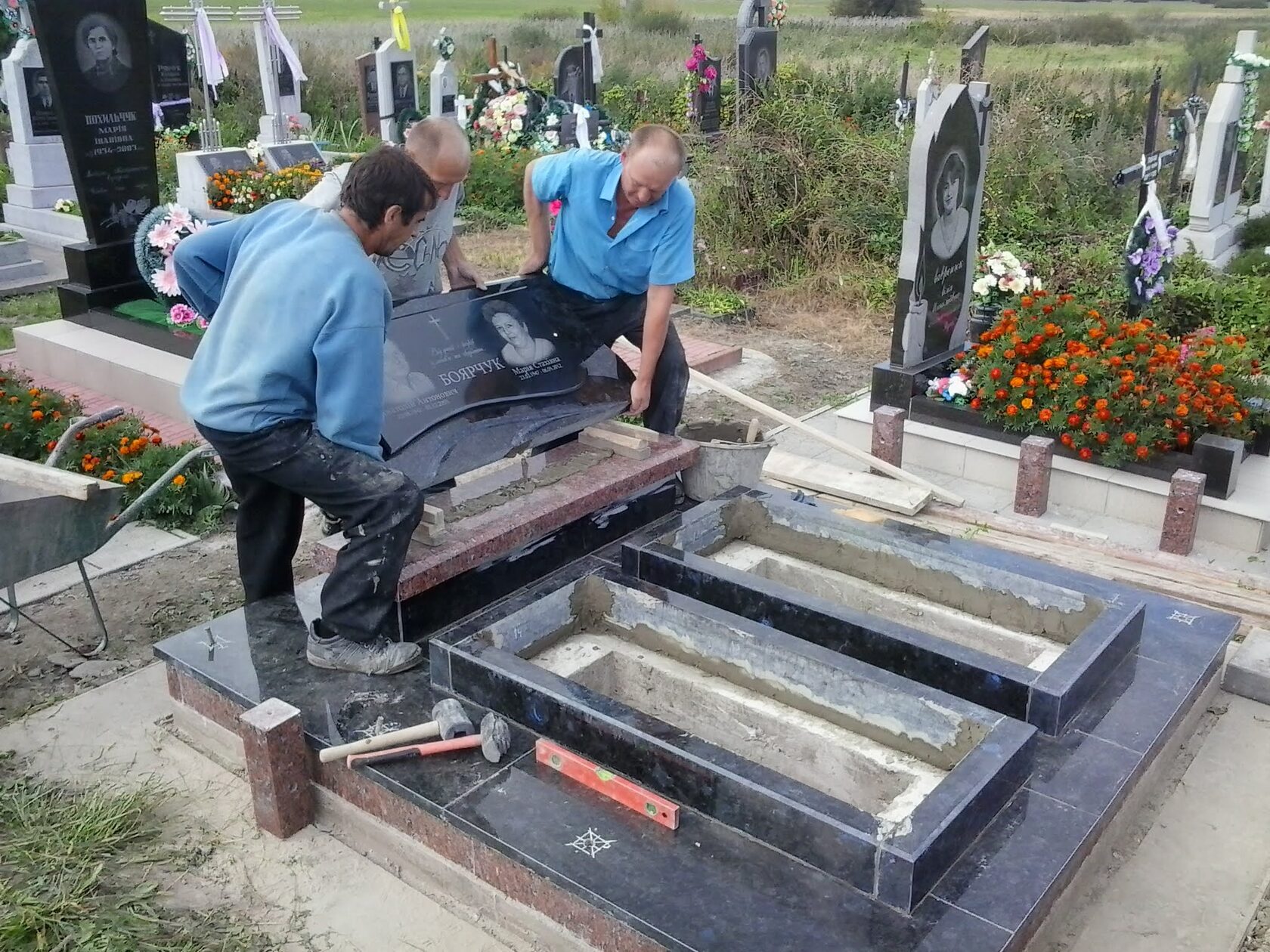instalare monumente funerare moldova